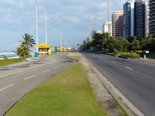 Avenue Lúcio Costa le long de la plage de Barra da Tijuca