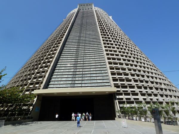 Cathédrale moderne de Rio de Janeiro visitée avec guide francophone