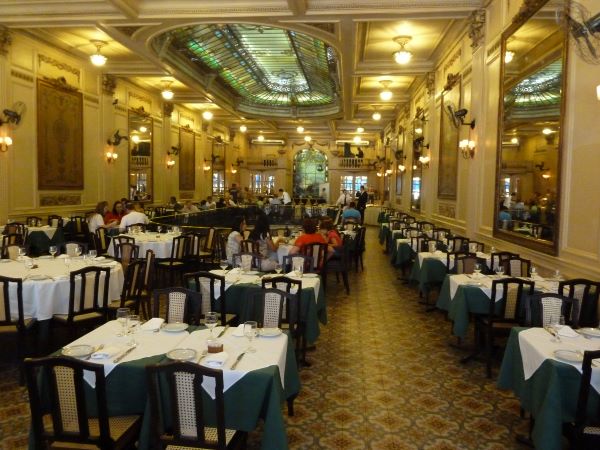 Intérieur historique de la Confeitaria Colombo à Rio de Janeiro