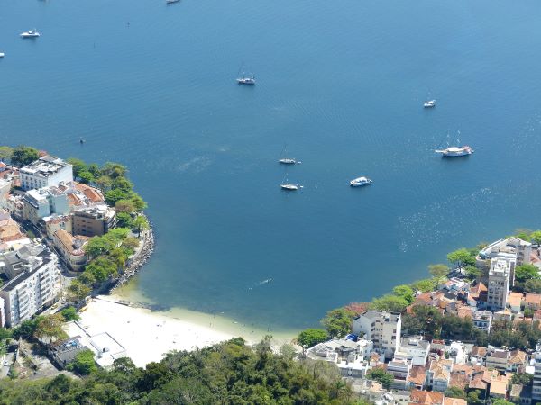 Plage Vermelha vue depuis le Morro da Urca – visite du Pain de Sucre