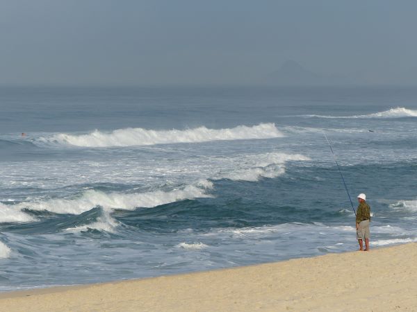 Pêcheur sur la plage de Barra da Tijuca, un moment typique